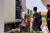 Vừa bị chê "diễn", H'Hen Niê mặc xuề xòa, vác bao gạo phăm phăm