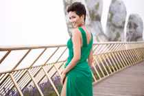 Hoa hậu H'Hen Niê diện váy xẻ cao quyến rũ đi sự kiện 