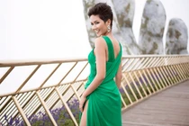 Hoa hậu H'Hen Niê diện váy xẻ cao quyến rũ đi sự kiện 