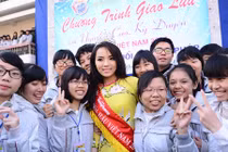 HH Nguyễn Cao Kỳ Duyên đẹp rạng ngời về thăm trường cũ