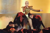 Tóc Tiên xin lỗi Trần Lập vì hát nhạc quên xin phép