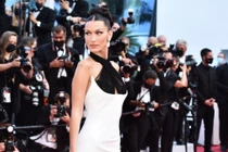 Bella Hadid và dàn sao lộng lẫy trên thảm đỏ Cannes 2021