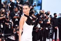 Bella Hadid và dàn sao lộng lẫy trên thảm đỏ Cannes 2021