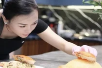 Phương Oanh đang ở cữ vẫn tự tay nấu ăn cho Shark Bình