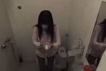 Phản ứng trái chiều về cảnh tự phá thai gây sốc phim “Quỳnh búp bê“