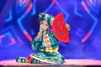 Cậu bé 8 tuổi lên đồng với tiết mục chầu văn