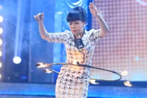 Danh hài Việt Hương lắc vòng lửa trên sân khấu