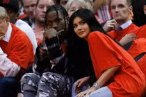 Kylie Jenner mang bầu 4 tháng với bạn trai mới Travis Scott