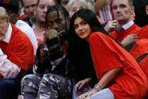 Kylie Jenner mang bầu 4 tháng với bạn trai mới Travis Scott