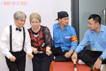 Tự Long, Xuân Bắc tập kịch, Xuân Hinh nhí nhảnh bên Hồng Vân