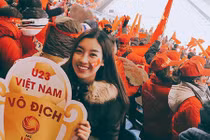 Hoá ra Đỗ Mỹ Linh đã lặng lẽ sang Trung Quốc cổ vũ U23 Việt Nam