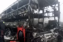 Hai xe khách tông nhau bốc cháy, hơn 10 người thiệt mạng