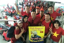 Phương Thanh, Lý Hùng mặc áo cờ đỏ sao vàng sang Philippines ủng hộ U22 Việt Nam