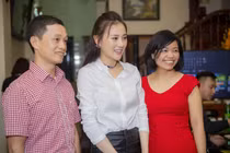 “Quỳnh búp bê” Phương Oanh về quê, fan tấp nập đến thăm