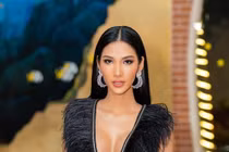 Soi vòng 1 gợi cảm của Hoàng Thùy trước nghi vấn nâng ngực