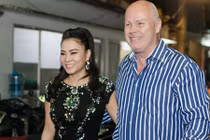 Thu Minh được chồng Tây hộ tống đến sân khấu Vietnam Idol