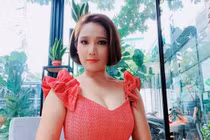 MC Cát Tường mặt mộc xinh đẹp, vòng một lồ lộ ở tuổi 42