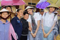Phạm Hương đội mưa cùng Thiên Lý, Lệ Hằng đi từ thiện