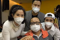 Nghệ sĩ Trần Mạnh Tuấn khóc khi gặp đồng nghiệp sau cơn sinh tử