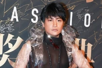 Trần Chí Bằng gây sốc khi diện quần cũn cỡn, áo mưa trong suốt