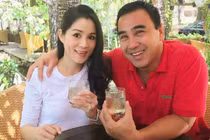 MC Quyền Linh và vợ đại gia xinh đẹp trêu nhau tình tứ