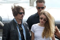 Vợ chồng Johnny Depp xuất hiện lần đầu tiên sau đám cưới