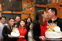 Thanh Thảo hôn bạn trai Việt kiều trong tiệc sinh nhật sớm