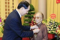 Trao tặng nguyên P Chủ tịch nước Nguyễn Thị Bình huy hiệu 70 năm tuổi Đảng