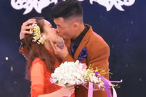 Hiệp Gà đắm đuối hôn vợ thứ ba trong đám cưới