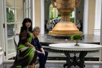 Diva Thanh Lam bên người yêu bác sĩ cầu bình an đến mọi người