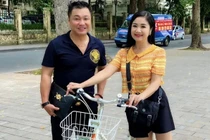 NSND Thu Hà trẻ trung đưa Lý Hùng dạo phố Hà Nội