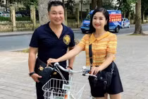 NSND Thu Hà trẻ trung đưa Lý Hùng dạo phố Hà Nội