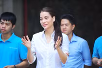 Trương Ngọc Ánh giản dị để mặt mộc đi từ thiện