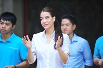 Trương Ngọc Ánh giản dị để mặt mộc đi từ thiện