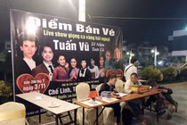 Khán giả bức xúc khi xem liveshow Tuấn Vũ ở... trung tâm tiệc cưới