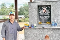 Ưng Hoàng Phúc viếng mộ Vân Quang Long ở Đồng Tháp