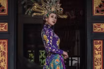 Thi hoa hậu, Chi Nguyễn bị “chơi xấu”, phải ủi đồ trong nhà vệ sinh?