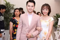 Nam Cường và vợ mới cưới quấn quýt chốn đông người