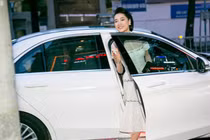 Nhã Phương tươi rói đi sự kiện bằng xe Trường Giang tặng