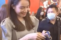 Nhã Phương lộ cánh tay gầy gò khẳng khiu, body mỏng dính