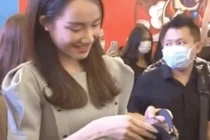 Nhã Phương lộ cánh tay gầy gò khẳng khiu, body mỏng dính