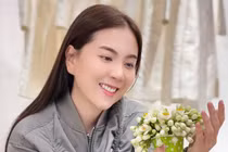 MC Mai Ngọc VTV mặt mộc vẫn đẹp rạng ngời bên hoa bưởi