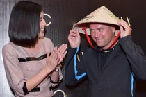 Michael Owen được Cao Thái Hà tặng nón lá khi tới Sài Gòn