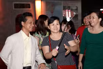 Chế Linh được fan vây kín khi dạo phố đêm Hà Nội