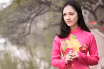 Hoa khôi Tràng An đẹp như hoa xuân trên phố cổ HN