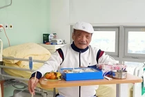 Vợ NSND Trần Hiếu sút 3kg khi chồng gặp tai nạn