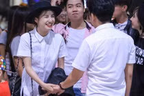 Trường Giang Nhã Phương bịn rịn chia tay tại sân bay