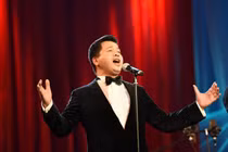 Đăng Dương biểu diễn trong "Hòa nhạc năm mới" cùng nghệ sĩ Nhật Bản