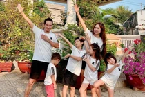 Vợ chồng Lý Hải - Minh Hà đưa 4 con cực yêu về quê ngày giáp Tết