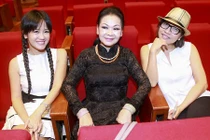 U50 Hồng Nhung trẻ như nữ sinh hội ngộ Khánh Ly